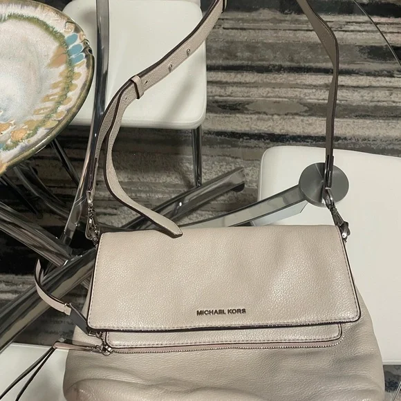 Michael Kors grey/taupe bag. Multiple inside pockets. No marks or flaws. - Picture 2 of 15